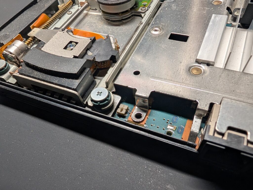 SCPH-70000のトレイ開閉センサーの写真