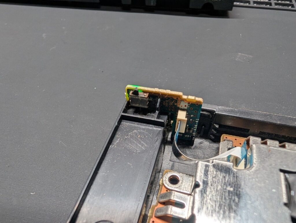 SCPH-70000のトレイ開閉センサーの写真