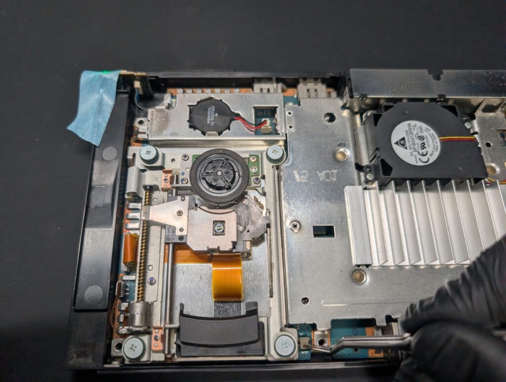 SCPH-70000のトレイ開閉センサー修理時の写真