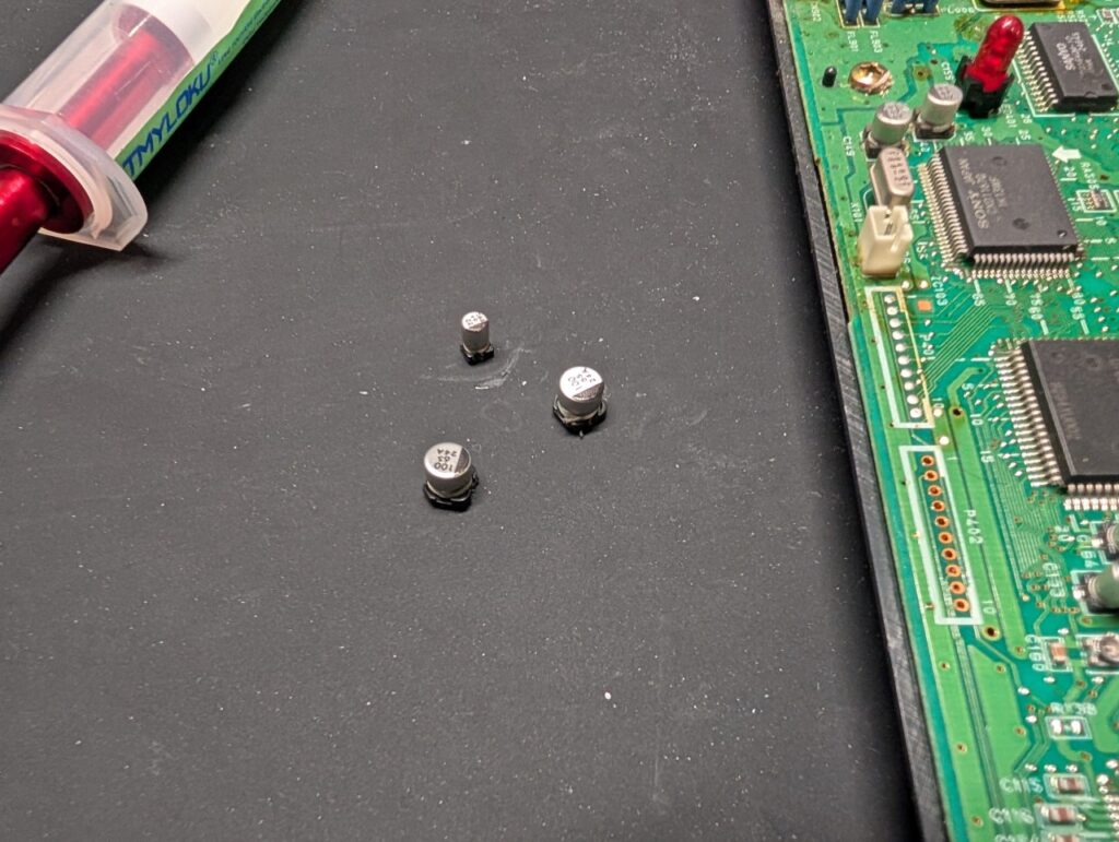 PCエンジンDUOの取り外したコンデンサの写真