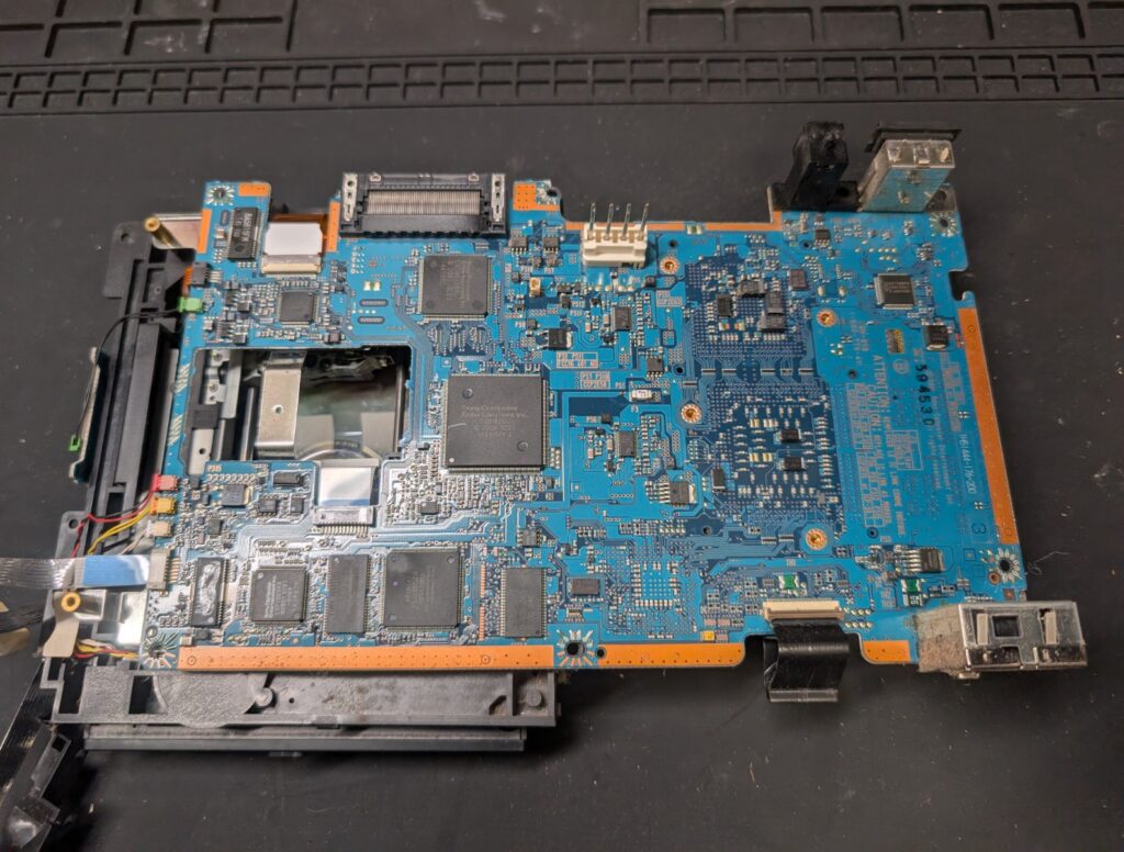 SCPH-30000の基板取り出し時の写真