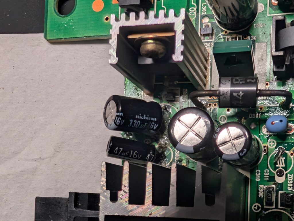 スーパーCD-ROM2の液漏れを起こしたコンデンサの取り外し時の写真