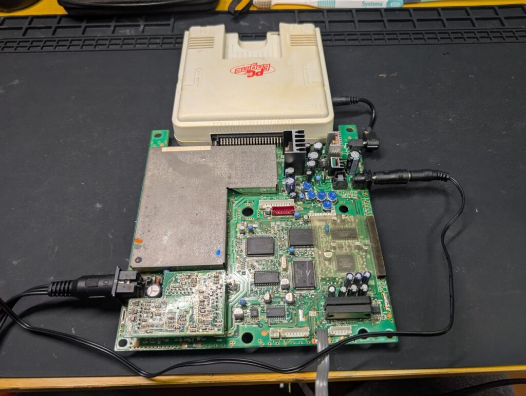 スーパーCD-ROM2の基板のコンデンサ交換後の動作点検時の写真