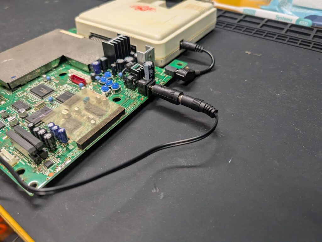 スーパーCD-ROM2の基板のコンデンサ交換後の動作点検時の写真