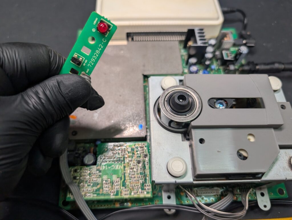 スーパーCD-ROM2の基板のコンデンサ交換後の動作点検時の写真