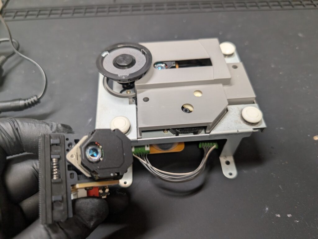 スーパーCD-ROM2のピックアップレンズ交換時の写真