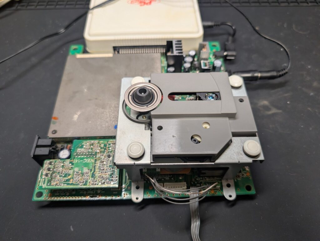 スーパーCD-ROM2のピックアップレンズ交換後の動作点検時の写真