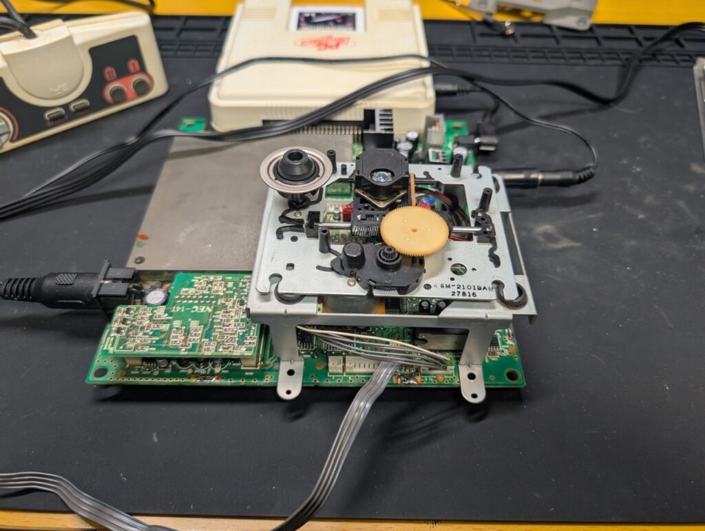 スーパーCD-ROM2のピックアップレンズ交換後の動作点検時の写真