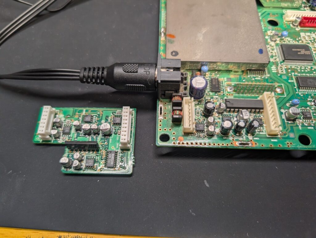 スーパーCD-ROM2のサーボ基板のコンデンサ交換時の写真