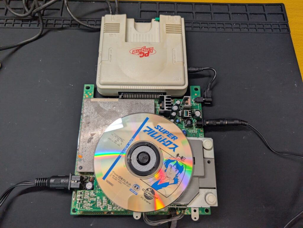 スーパーCD-ROM2のピックアップレンズ交換後の動作点検時の写真