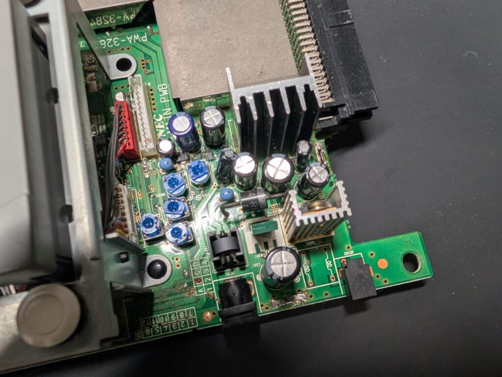 スーパーCD-ROM2の液漏れを起こしたコンデンサの写真