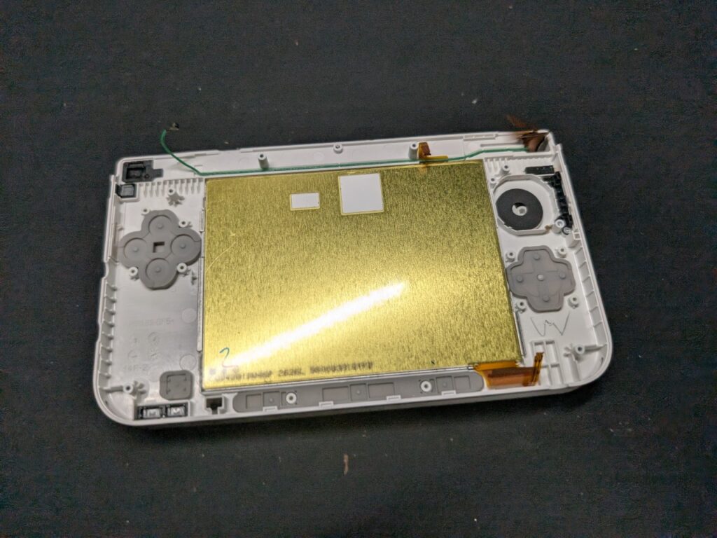 3DSLLの基板取り外し後の写真