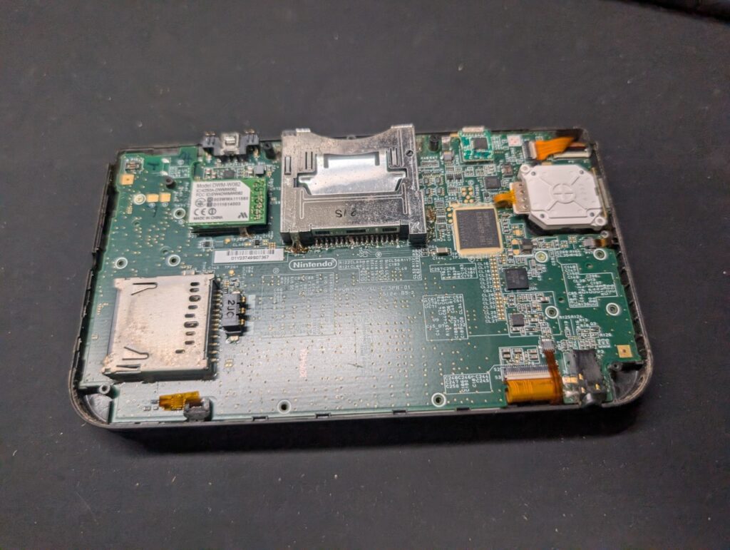 3DSLLのスピーカーケーブル交換後の動作点検時の写真