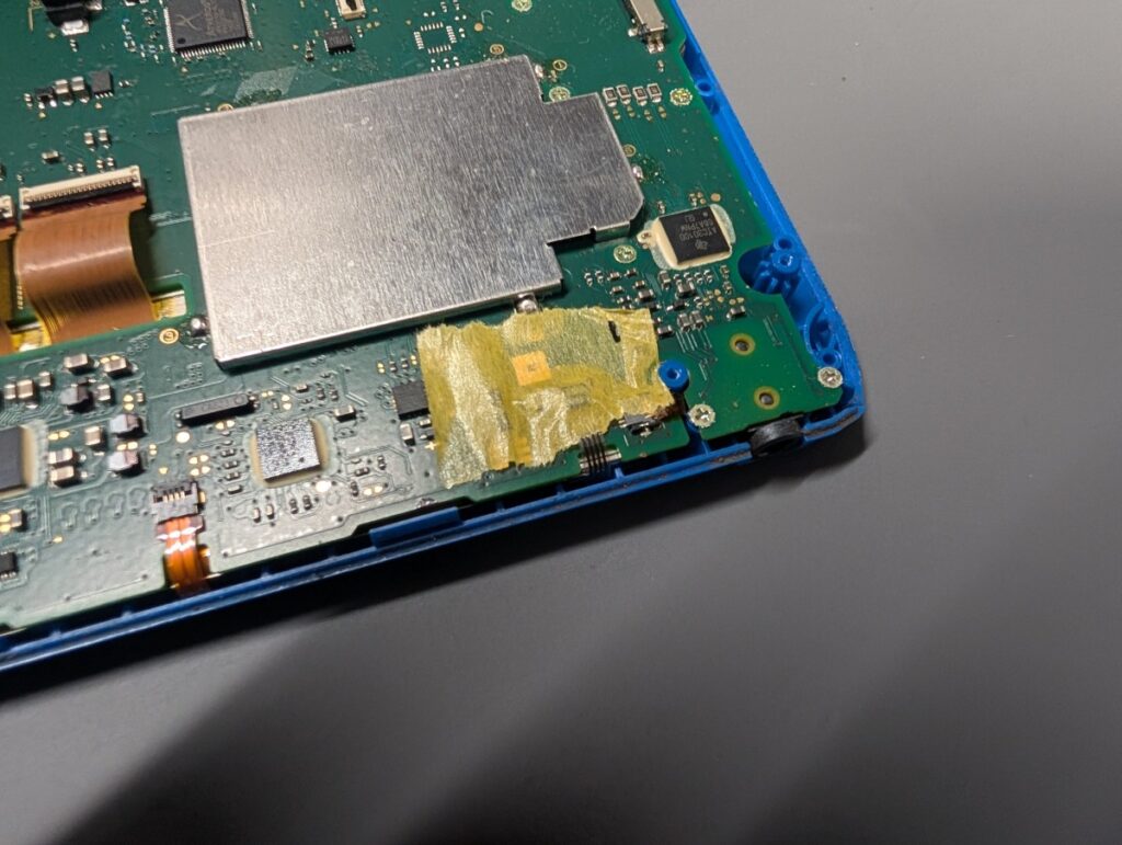 2DSの破損したラッチ部分の写真