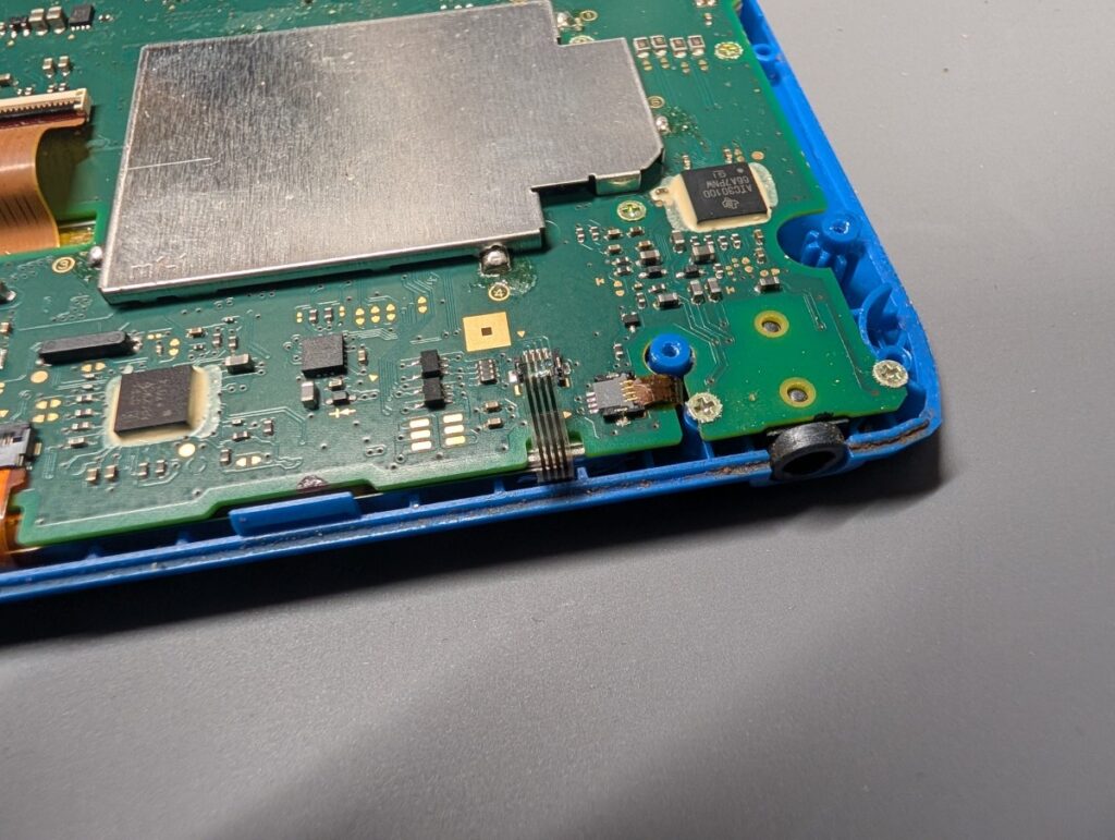 2DSの破損したラッチ部分のアップ写真