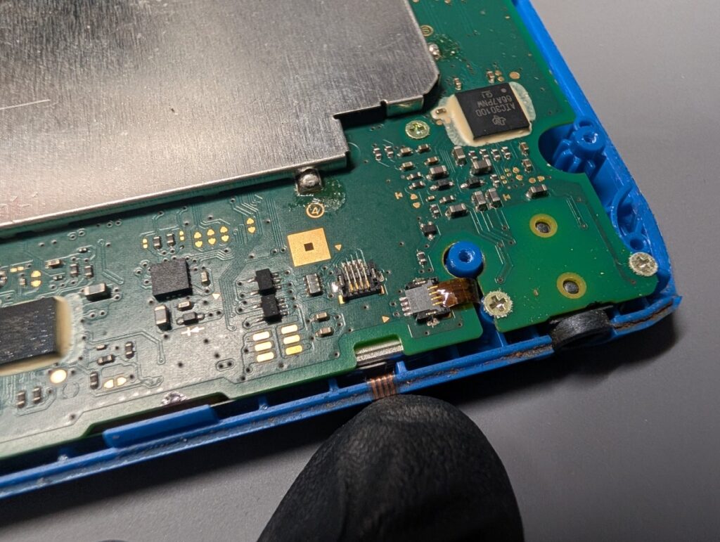 2DSの破損したラッチ部分の写真