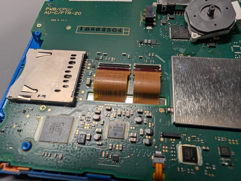 2DSの液晶ケーブルの写真