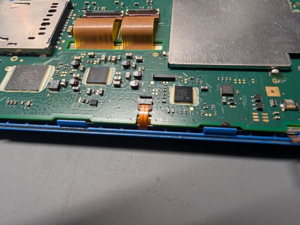 2DSの液晶ケーブルの写真