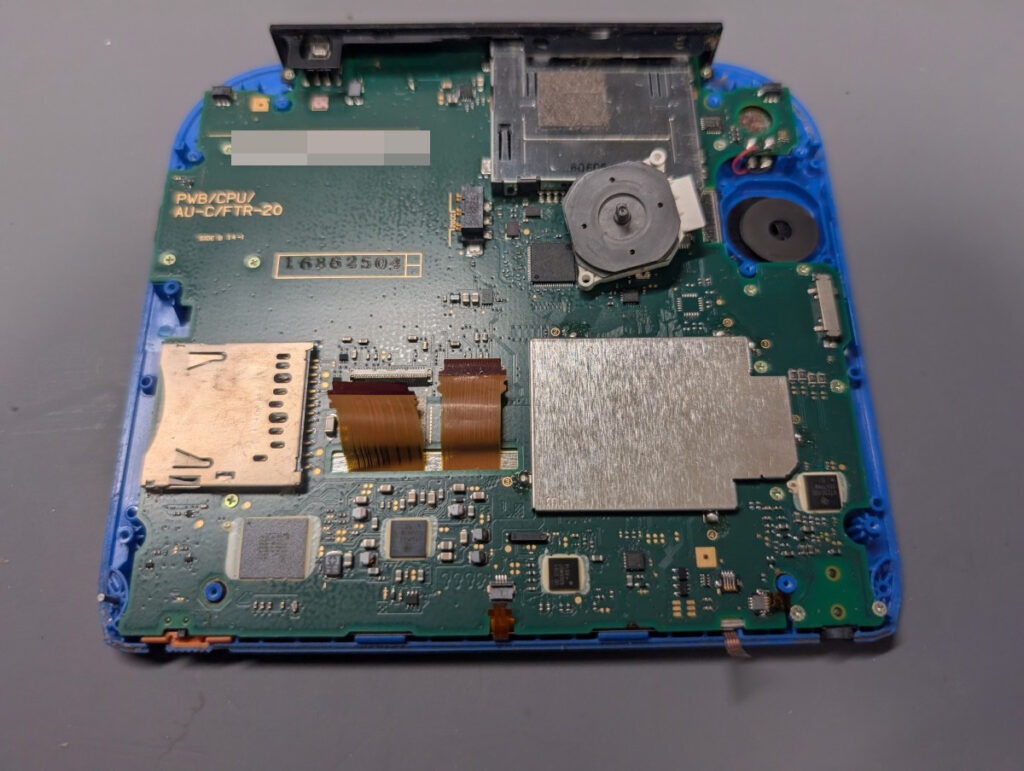 2DSの基板を取り外している時の写真