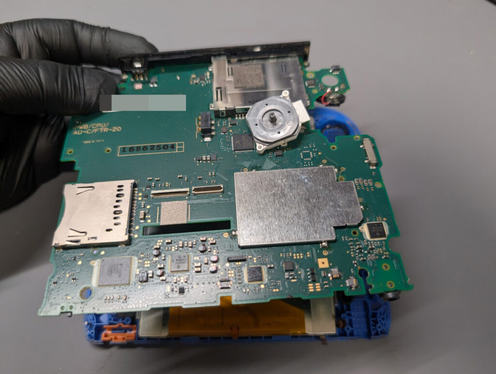 2DSの基板を取り外している時の写真