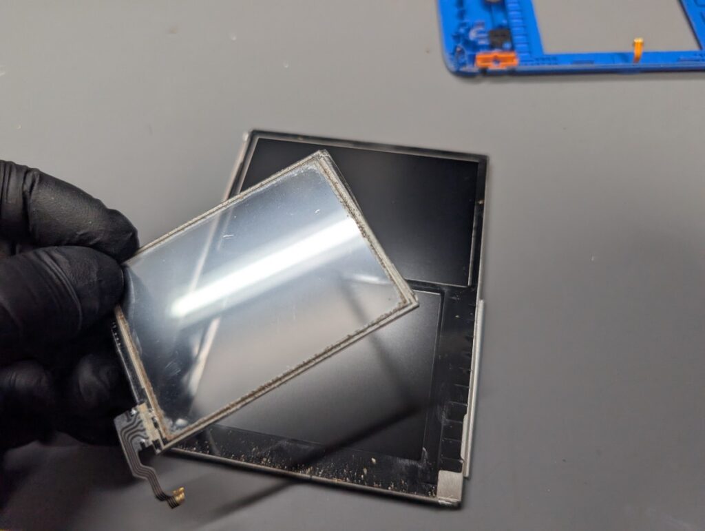 2DSのタッチパネルを液晶から外している時の写真