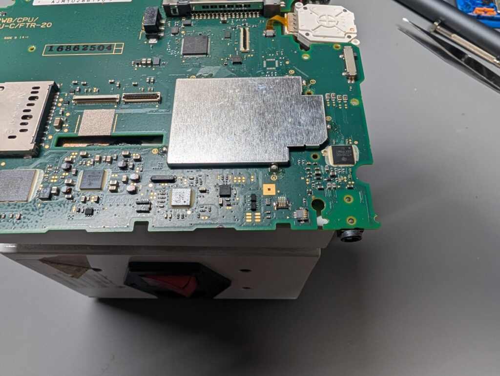 2DSのタッチパネルコネクターを交換前の写真