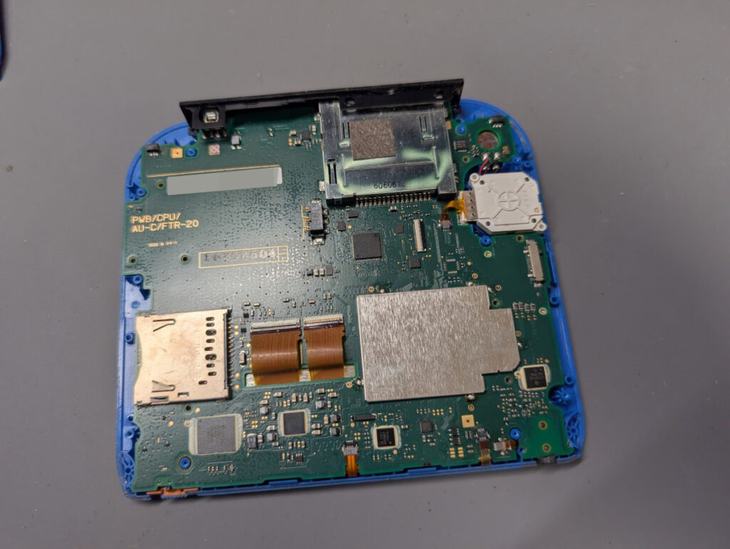 2DSのタッチパネル交換後の組み立て時の写真