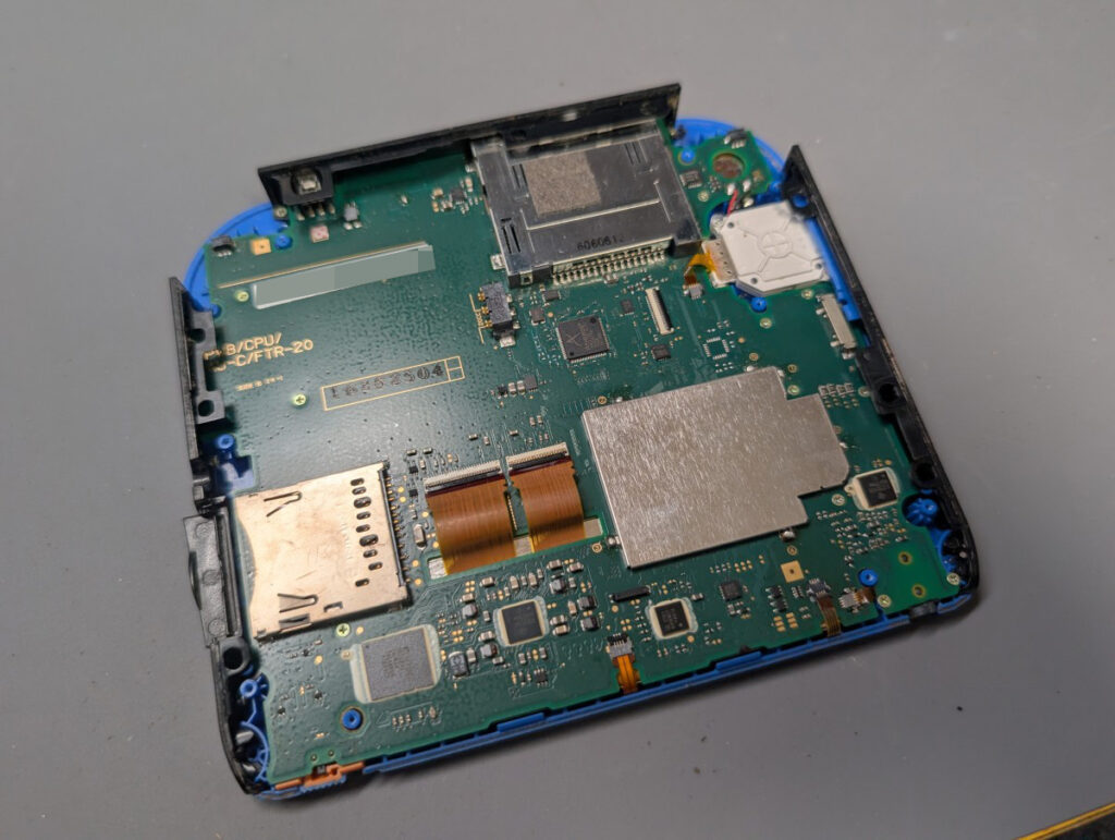 2DSのタッチパネル交換後の組み立て時の写真