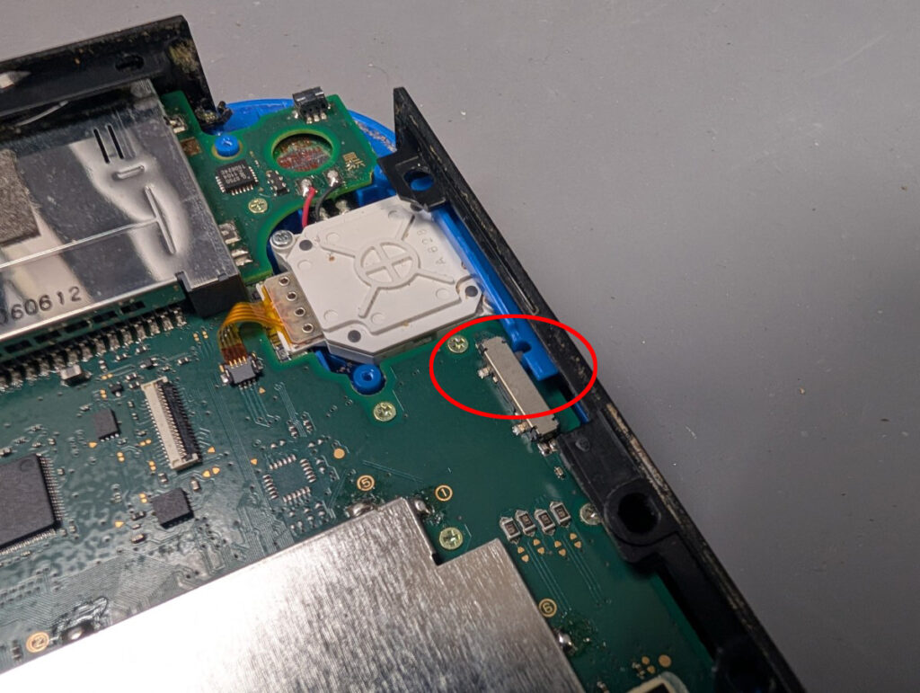 2DSのタッチパネル交換後の組み立て時の写真