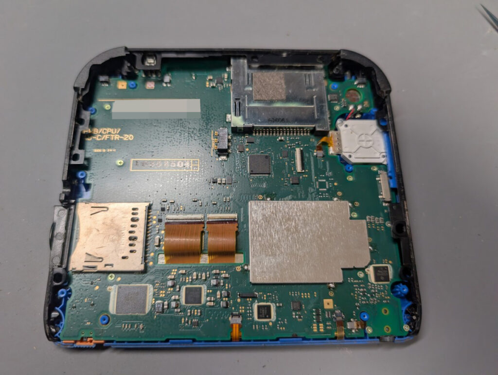 2DSのタッチパネル交換後の組み立て時の写真