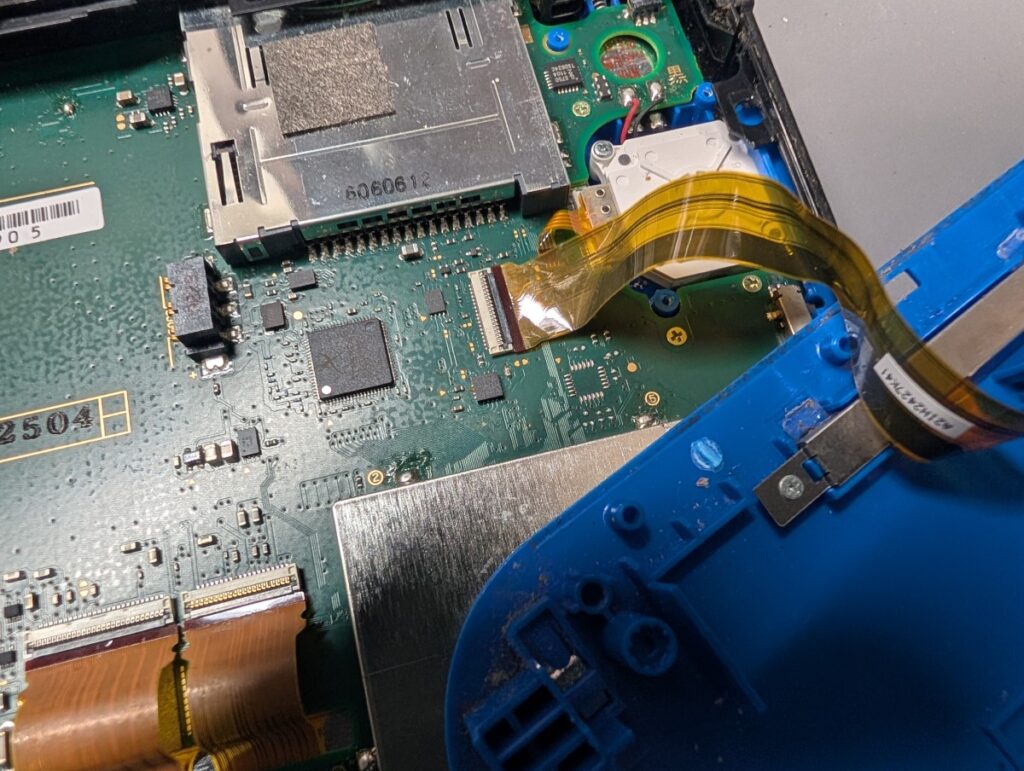 2DSのタッチパネル交換後の組み立て時の写真