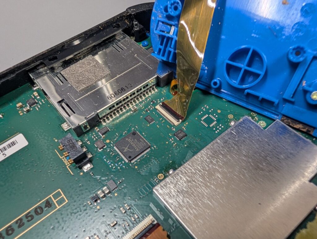 2DSのカメラケーブルを外す時の写真