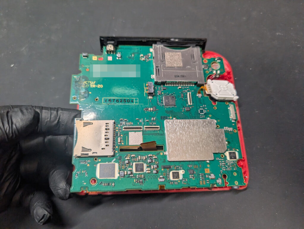 Lボタンが反応しない2DSの基板取り外し時の写真