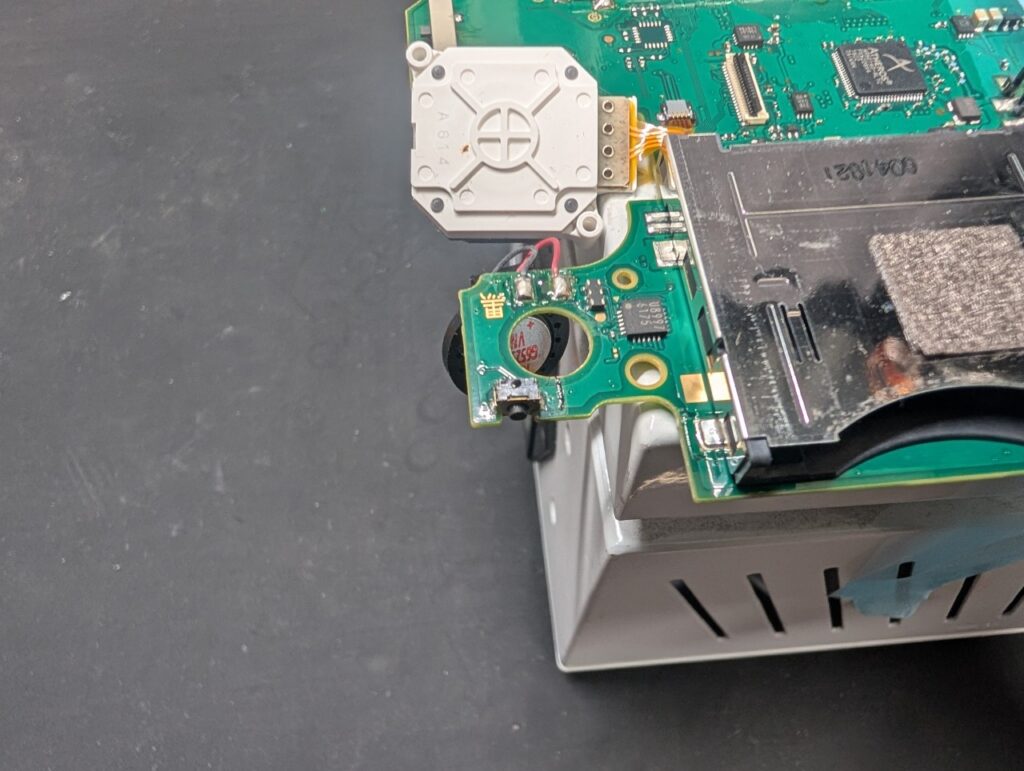 2DSのLボタン取り外し時の写真