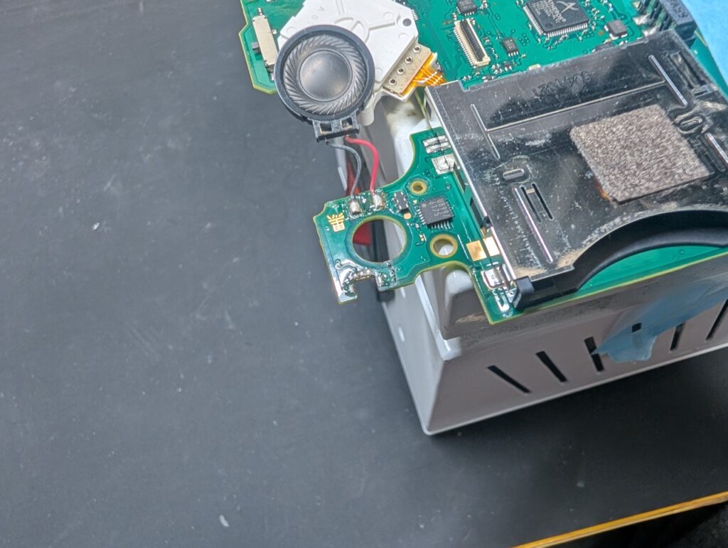 2DSのLボタン取り外し時の写真