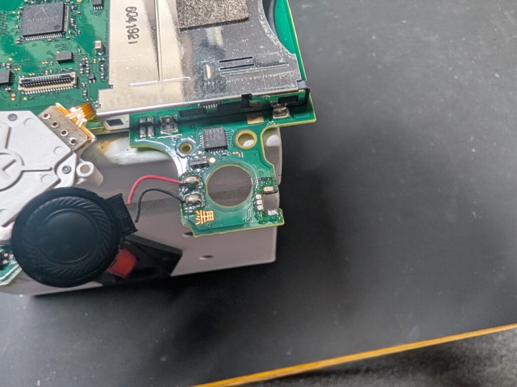 2DSのLボタン取り外し後の清掃時の写真