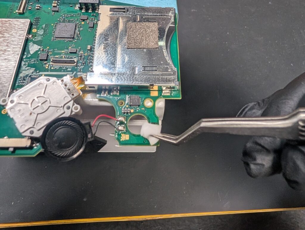 2DSのLボタン取り外し後の清掃時の写真