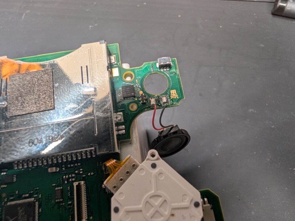 2DSのLボタン取り付け時の写真