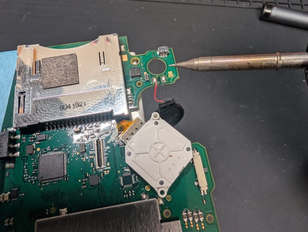 2DSのLボタン取り付け時の写真