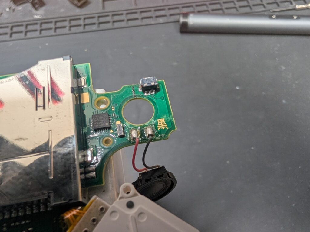 2DSのLボタン取り付け時の写真