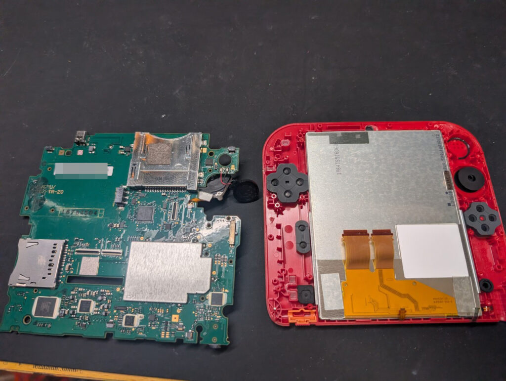 2DSのLボタンを交換した後の組み立て時の写真