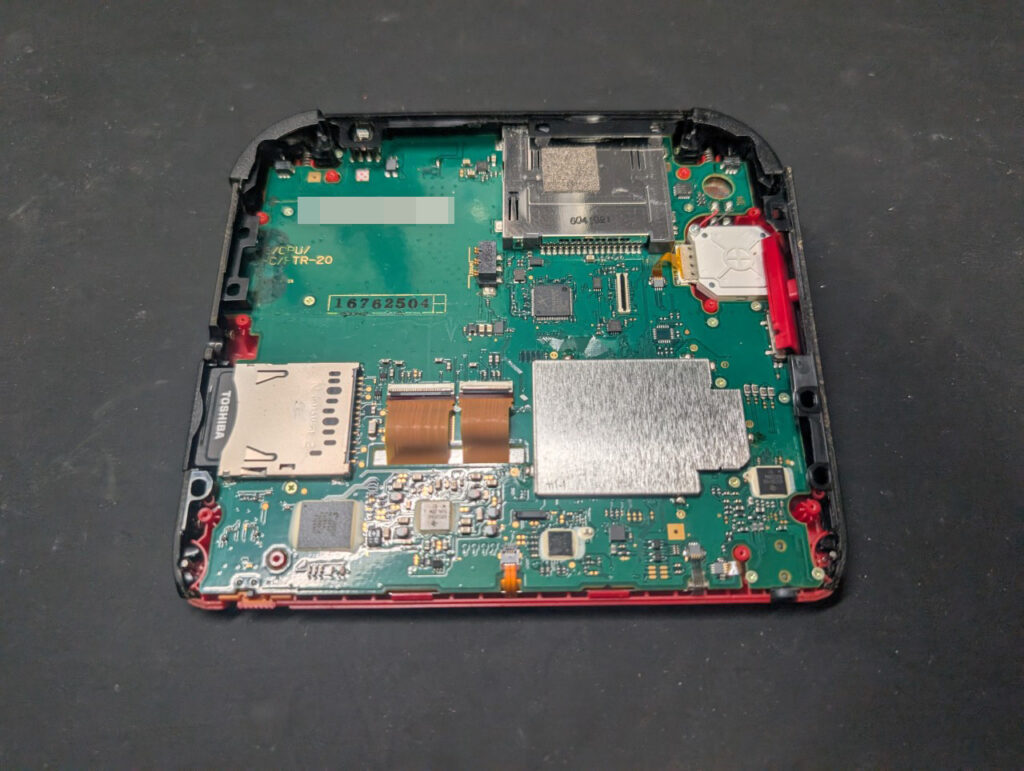 Lボタンが反応しない2DSの内部の写真