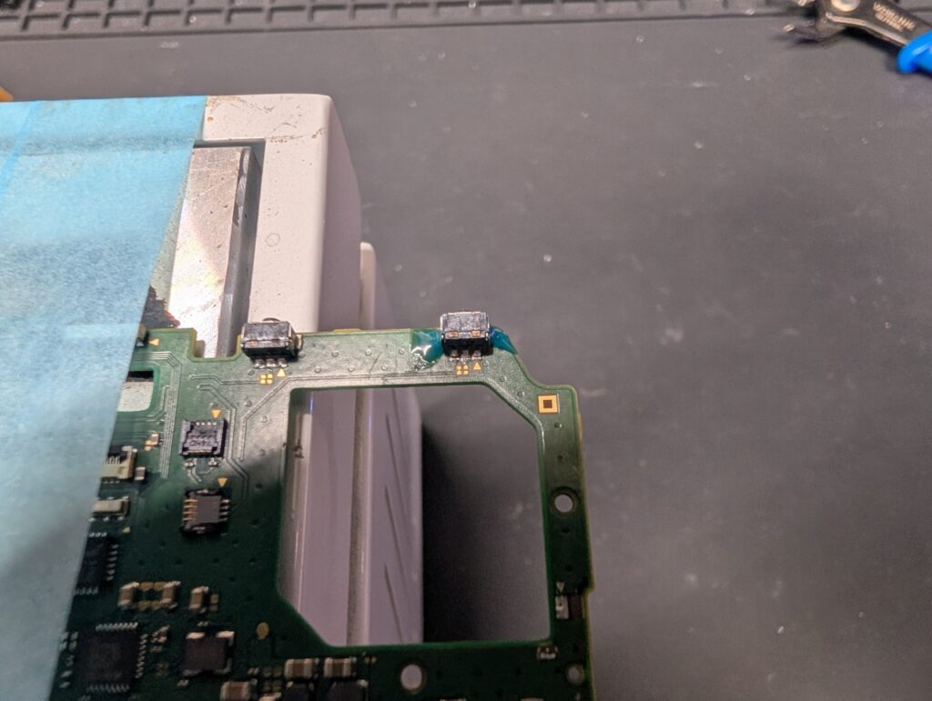 2DSLLのLボタン取り付け時の写真