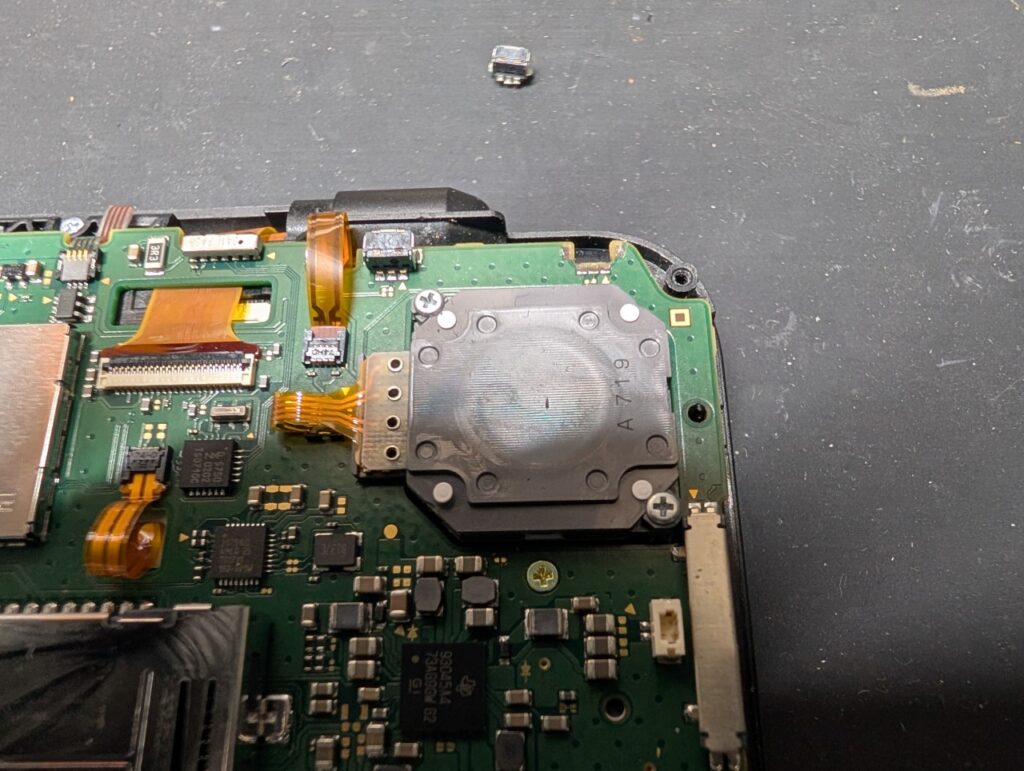 2DSLLの剥がれたLボタンの写真