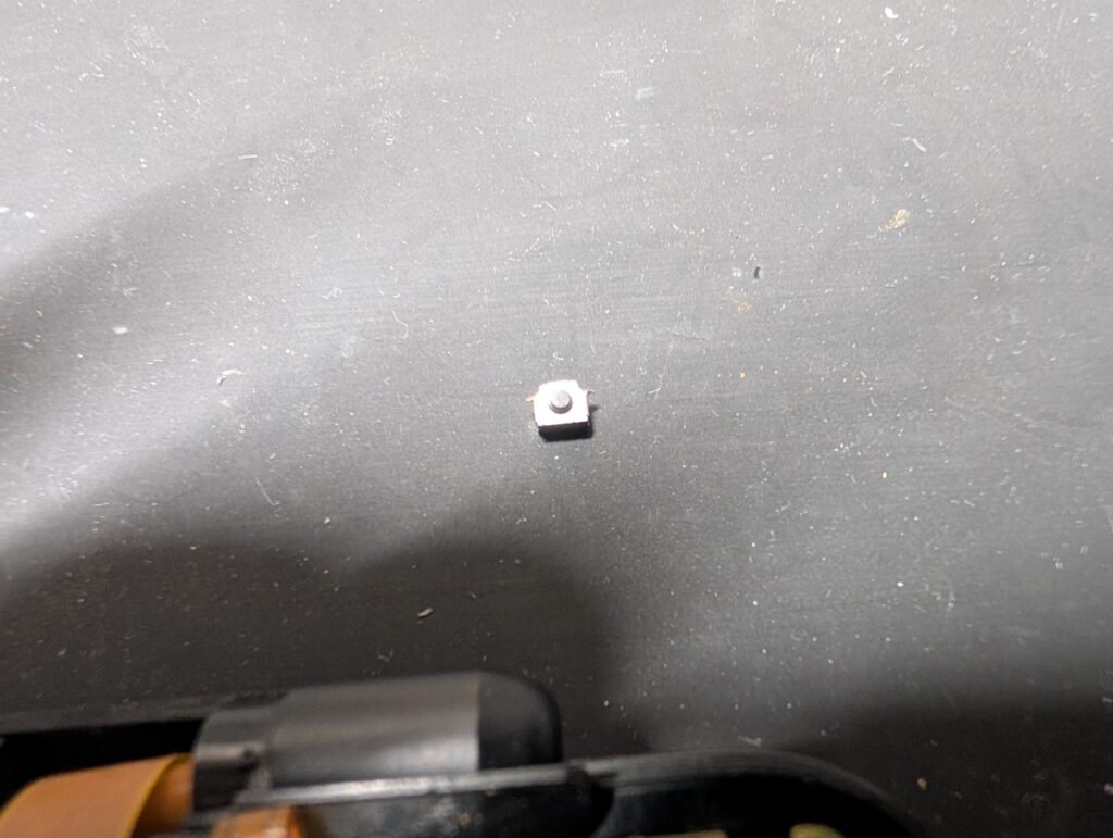 2DSLLの落下したLボタンの写真