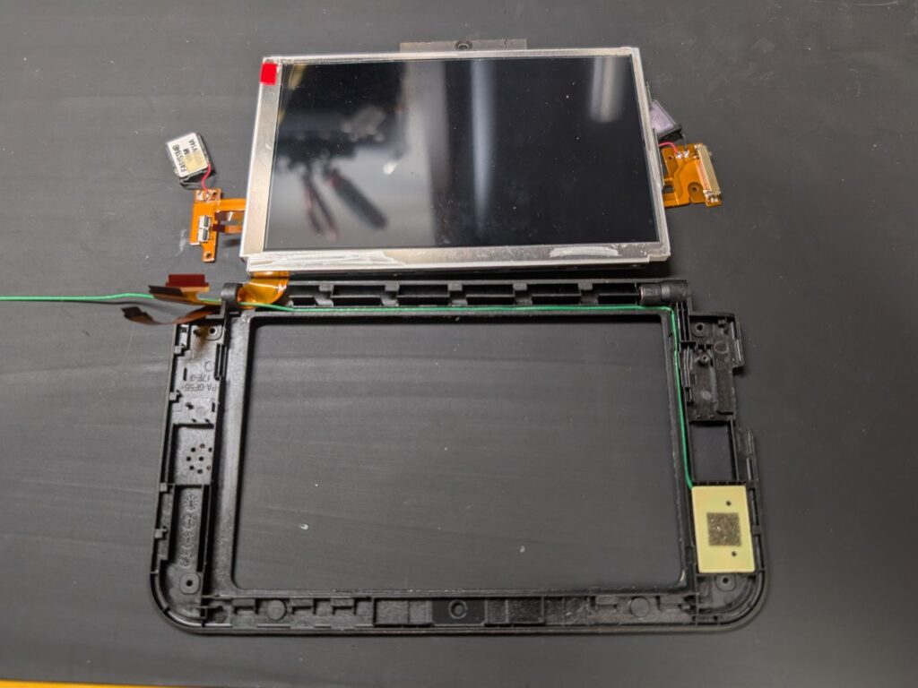 3DSLLの新しい液晶を取り付け時の写真