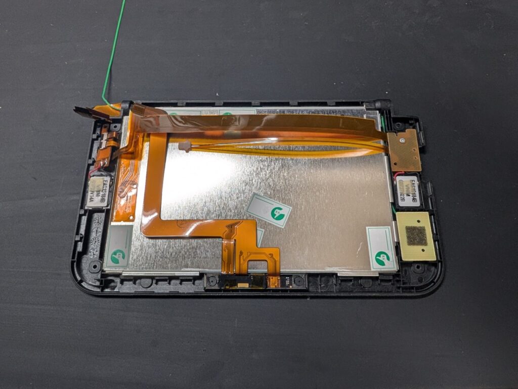 3DSLLの上画面、スピーカーケーブル、カメラケーブルを取りつけた後の写真