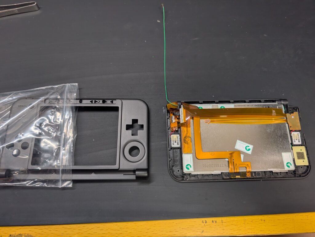 3DSLLのフェイスプレートと上側の写真