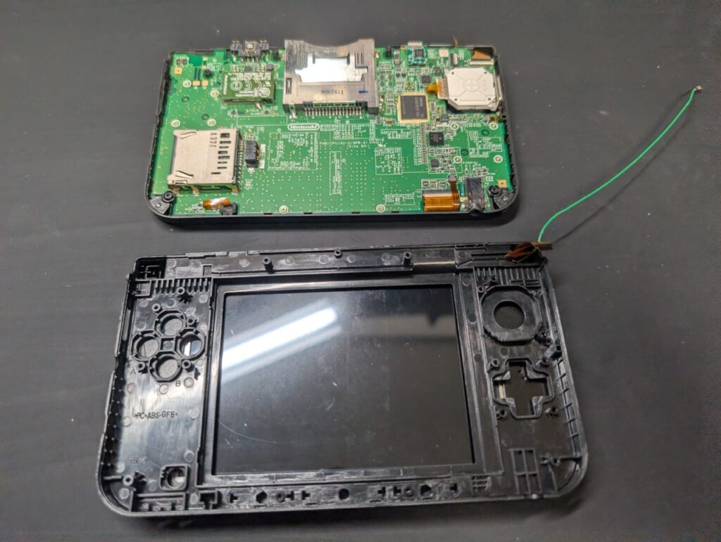 組み立て中の3DSLLの写真
元の3DSLLの本体写真