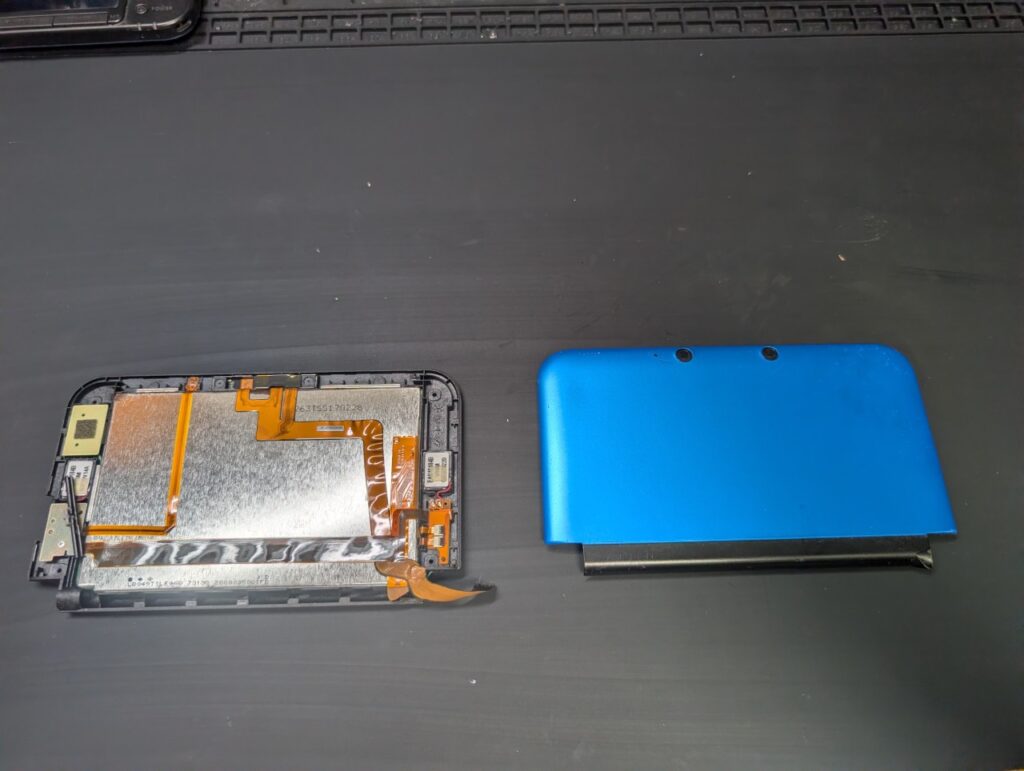 3DSLLの上画面カバーを外した時の写真